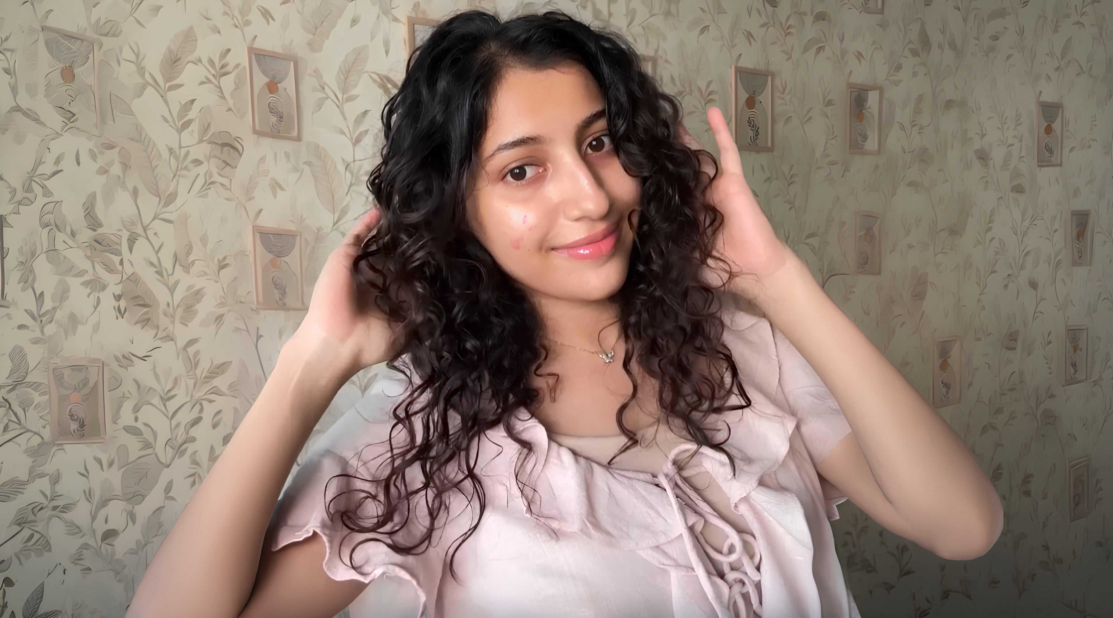 Frizz in Humid Weather: Why It Happens and How Serum Controls It